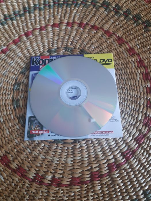 Komputer Świat 12/2010 + DVD 3GB programów