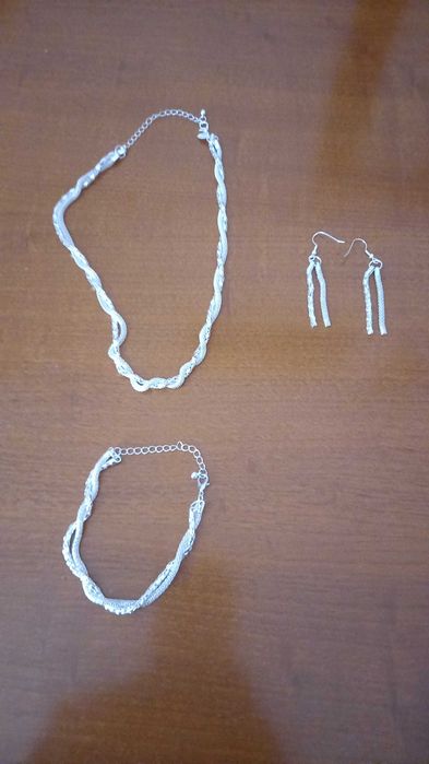 Conjunto -colar, pulseira e brincos