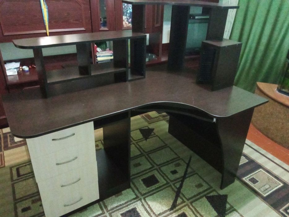 Комп’ютерний стіл