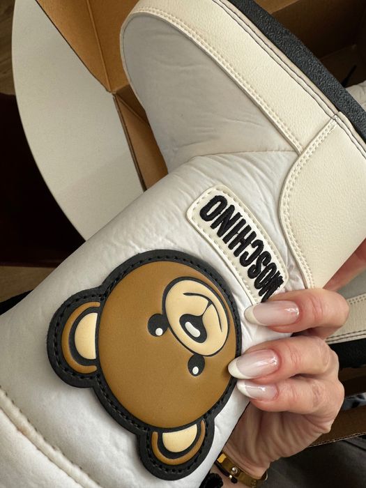 Sprzedam śniegowce dziecięce moschino rozm 26 -28