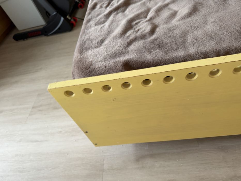Cama com gavetas madeira + amarelo