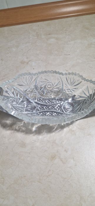 Mała żardiniera w stalowym uchwycie z PRL