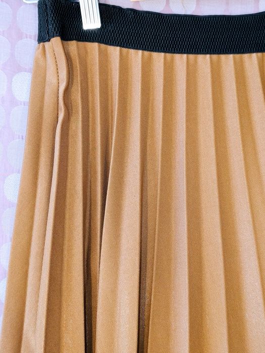 Saia de pregas cor camel
