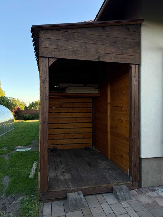 Szopa drewniana na drzewo i Quada