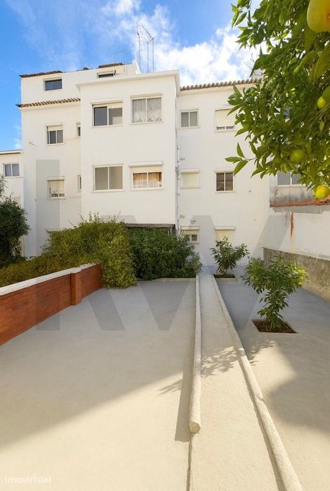 Apartamento T2 | Logradouro e Varanda | Renovar | Obras | Prédio reabi