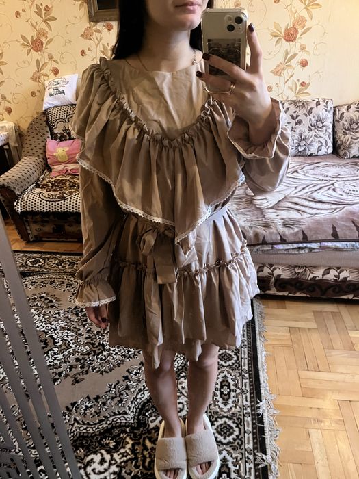 Коричнева сукня з рюшечками