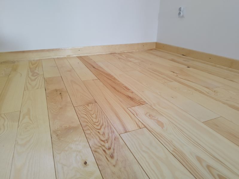 Podłoga drewniana, sosnowa, rustik