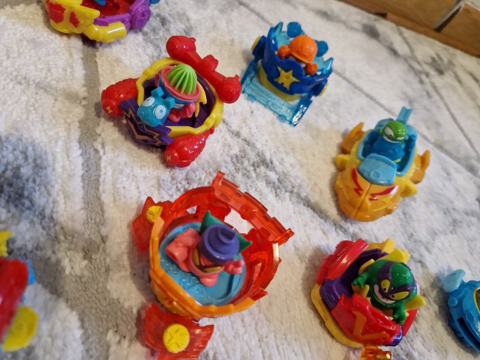 14 pojazdów/ samochodzików + 14 figurki SUPER ZINGS/SUPER THINGS