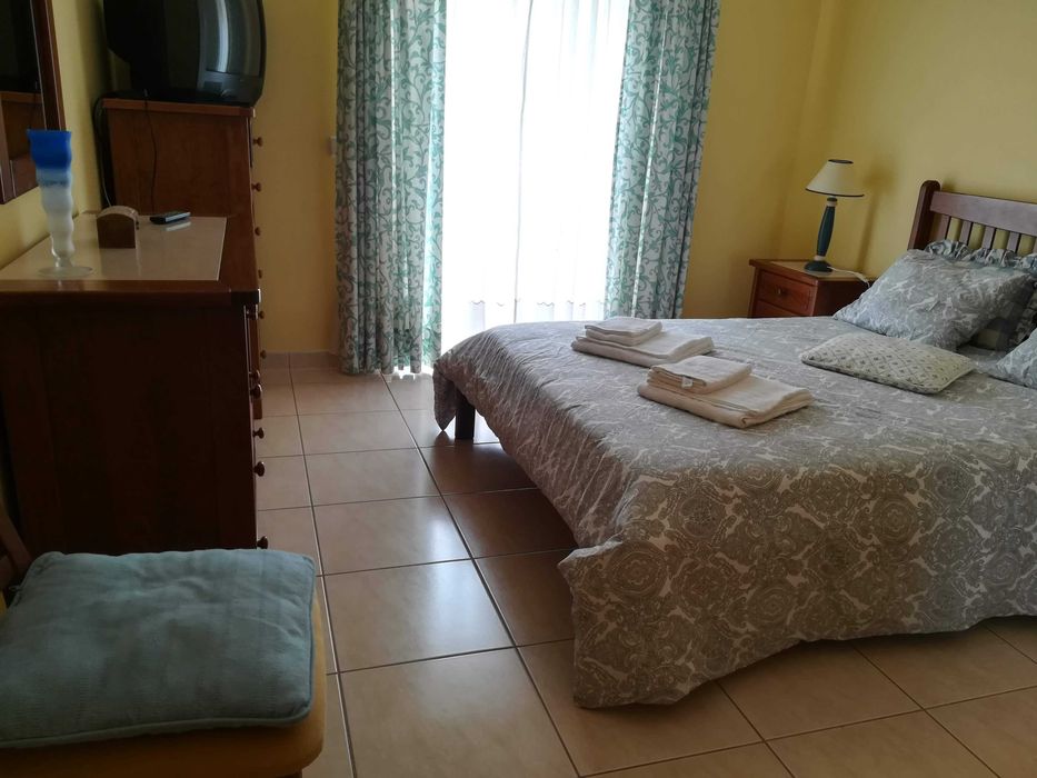 Apartamento amplo com terraço, garagem e perto da praia