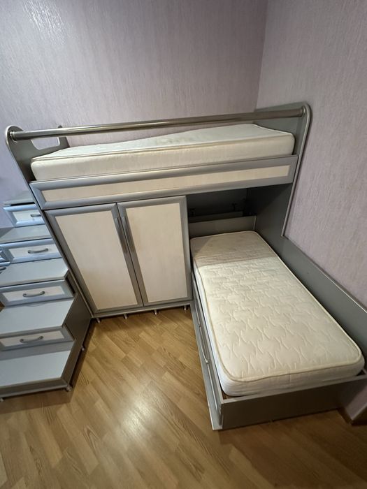 Двоярусне ліжко з меблями та робочим столом