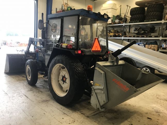 Samozaładowcza piaskarka posypywarka solarka do zimowego utrzymania