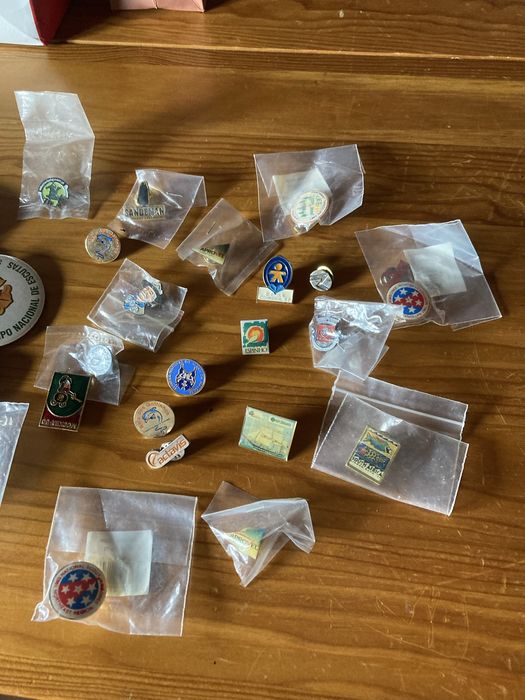 Crachas e pins diversos