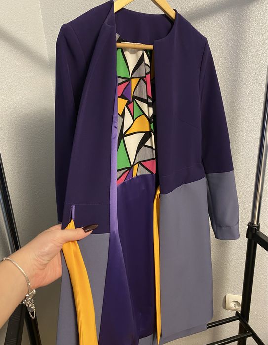 Модне пальто з яскравим акцентом — ідеальний стан!