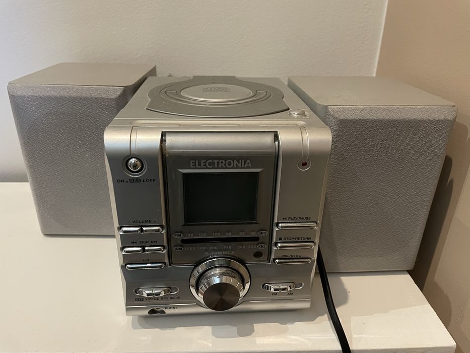 Aparelhagem com radio e leitura de CD’s. Uma das colunas tem .