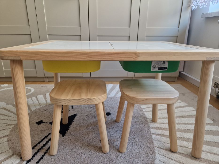 Stolik dziecięcy plus krzesła