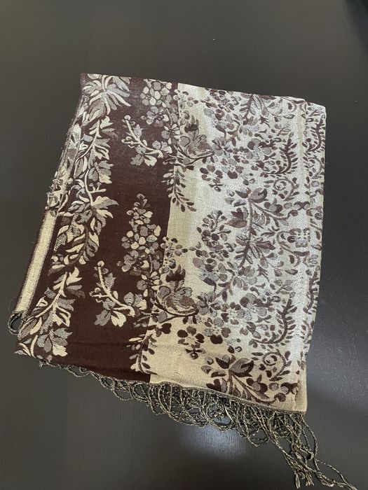 Echarpe dourada e castanha
