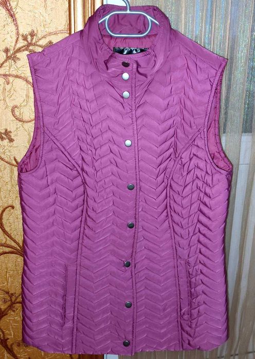 Жилет теплый, полуприталенный на кнопках. С карманами