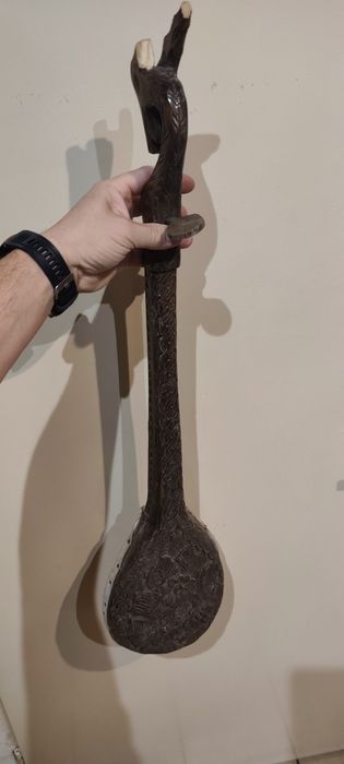 Ręcznie rzeźbiony afrykański instrument etniczny 85 cm – drewno i naturalna  sk..