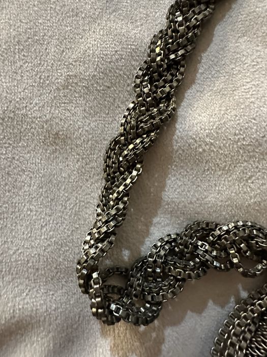 Colar em metal dourado