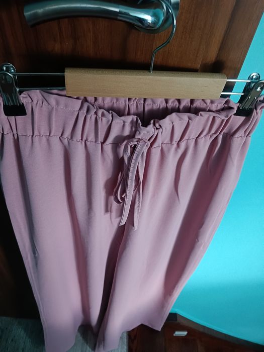 Różowe spodnie z szerokimi nogawkami wide leg prosta nogawka S I M