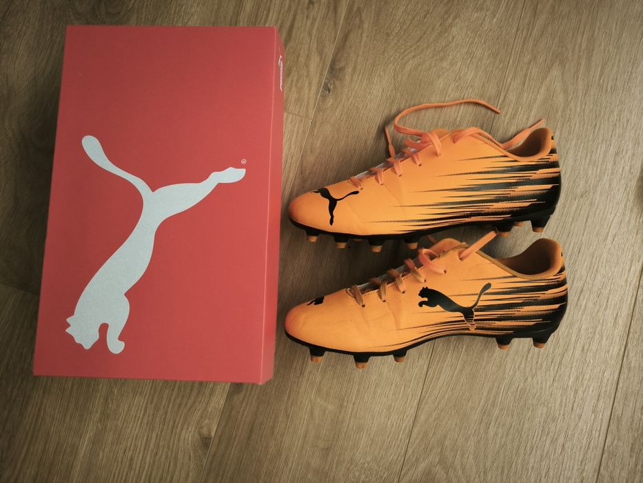 Chuteiras Puma com caneleiras e meias