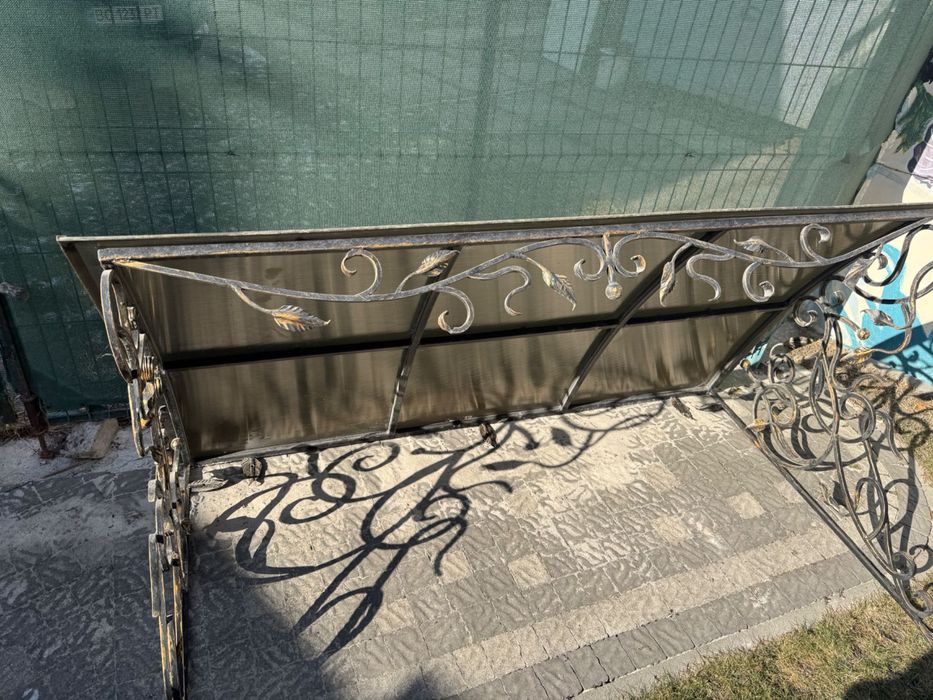 Дашок навіс над вхідними дверима кований