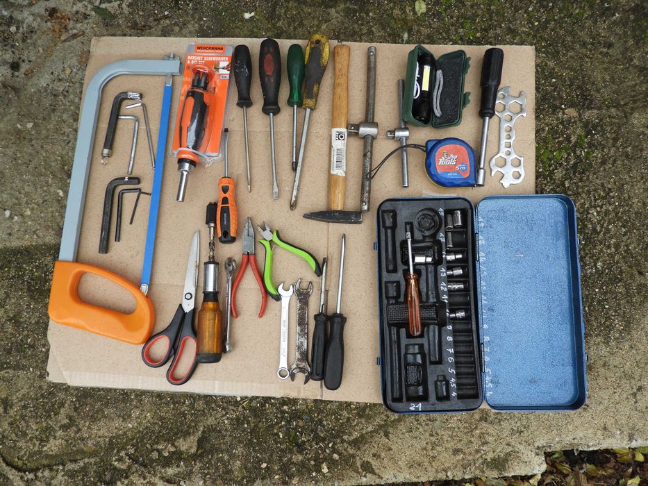 zestaw kluczy nasadki wkrętak imbus latark kombinerki młotek piła =