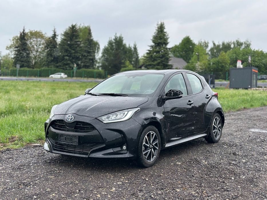 Toyota Yaris 2021 1.5 pełna hybryda znikomy przebieg