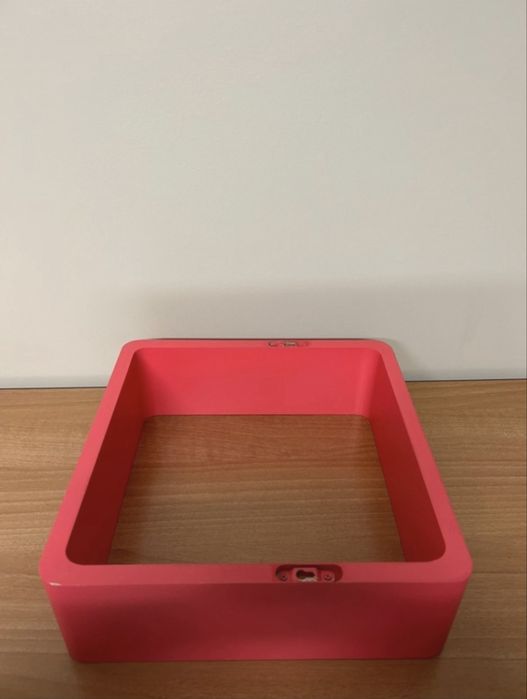 Cubo rosa para fixar na parede