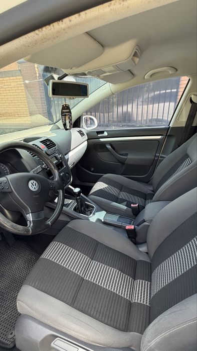 Продаю Volkswagen Golf 1.4 TSI з механічною коробкою передач та турбованим бензиновим двигуном.