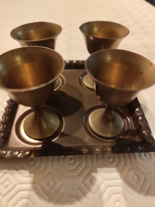 Copos e pratos em bronze