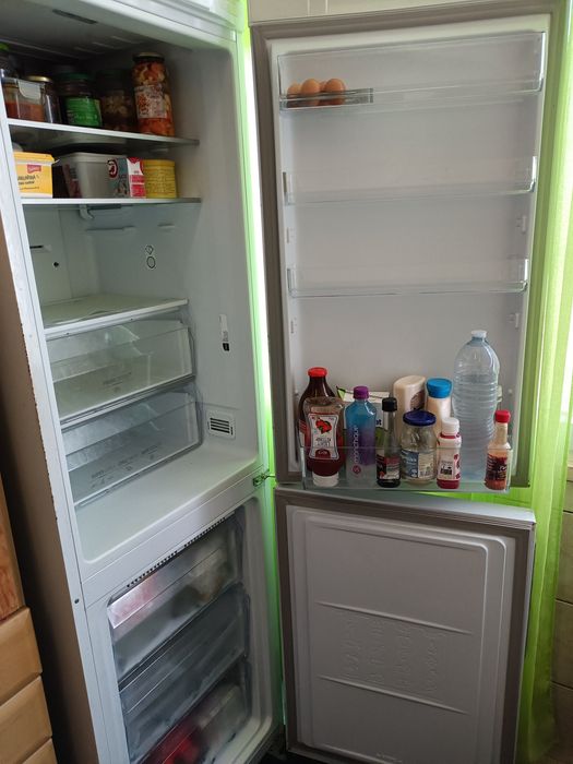 Frigorífico combinado no Frost Hotpoint funciona com sinais na porta