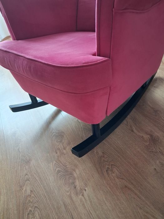 Fuksjowy bujany fotel uszak