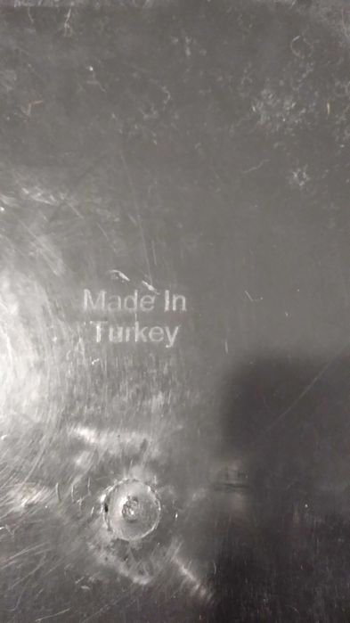 Używany plastikowy transporter dla zwierząt.