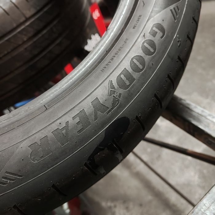 235/45/18 Sprzedam parę opon letnich Goodyear