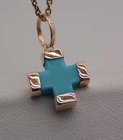 Delikatna zawieszka złoto turkusowy krzyż krzyżyk.