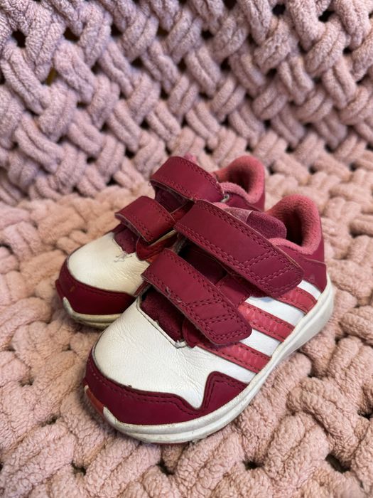 Продам взуття на дівчинку з незначним дефектами