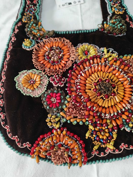 Zara mala com missangas e bordados