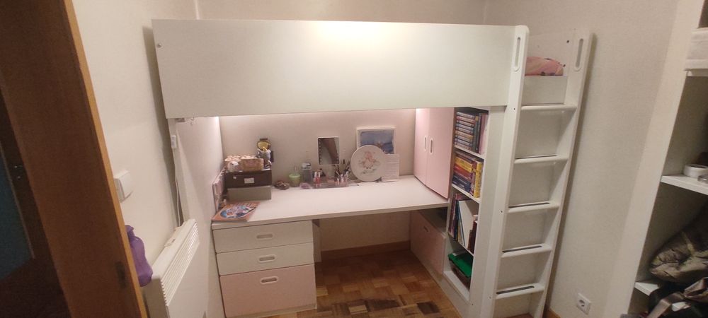 Cama alta com secretária