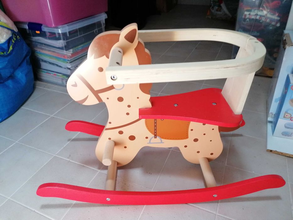 Cavalo baloiço para criança