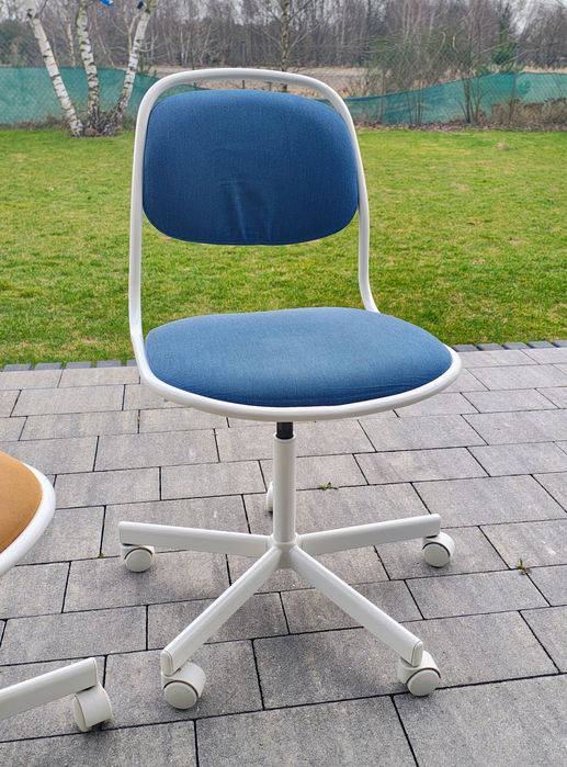 Dwa krzesła obrotowe