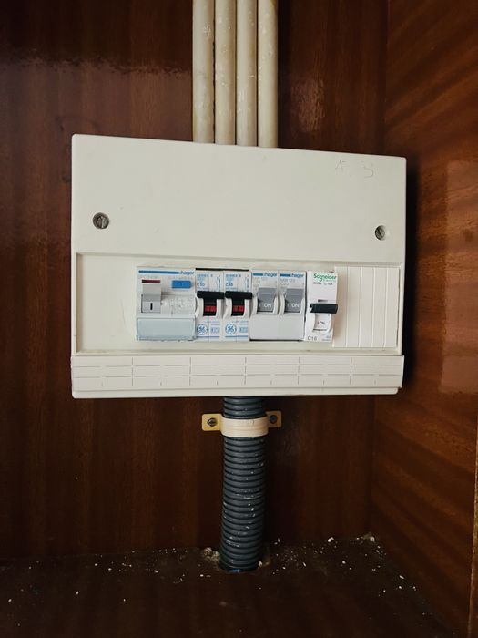 ELETRICISTA 24h. Curto corcuito quadro eletrico , tomada