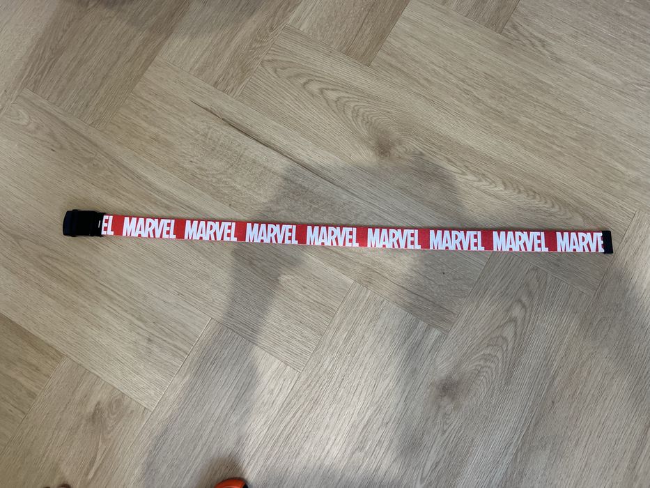 Czerwony pasek ‘’MARVEL’’  firmy sinsay