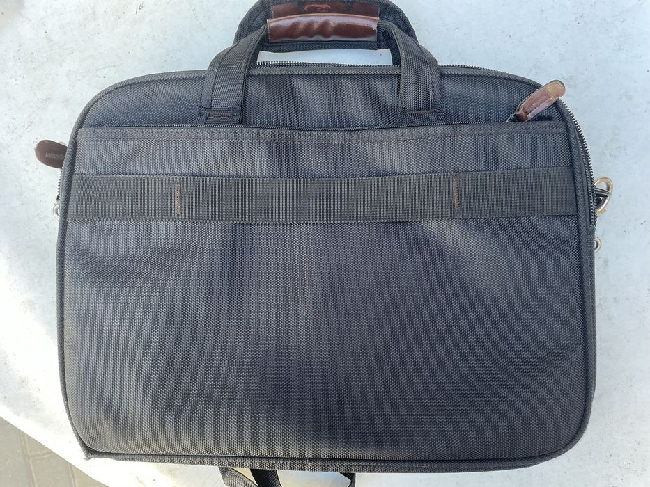 Vendo mala de tiracolo de portátil Over lords Dragon leathter