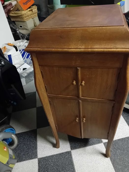 Stary gramofon szafkowy