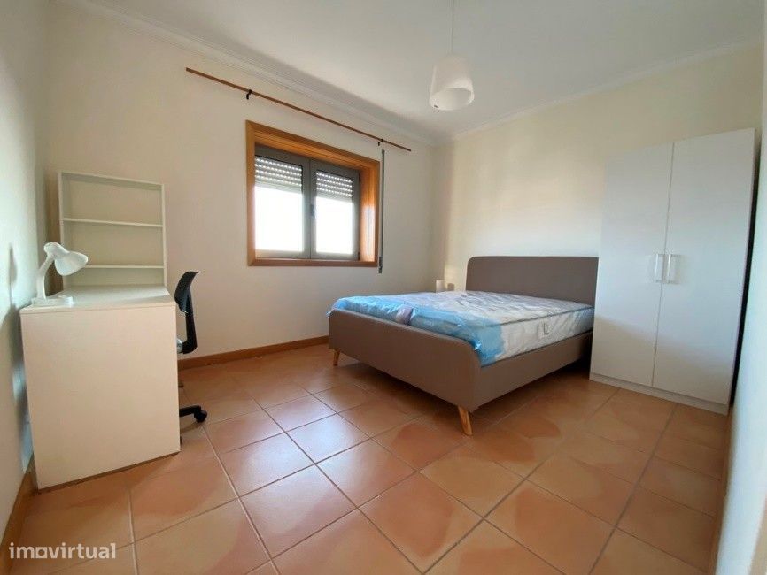 Quarto para Rapaz Estudante – Mário Sacramento / Glicínias