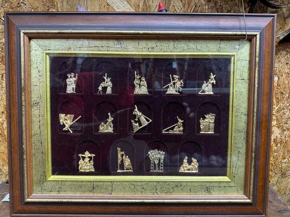 Quadro com a Via Sacra, que representa as etapas da Paixão de Cristo.