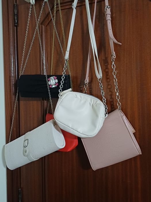 Várias malas, mochilas e pochetes