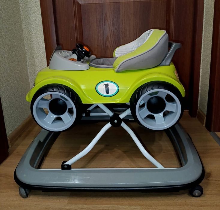 Ходунки для дітей у вигляді машини