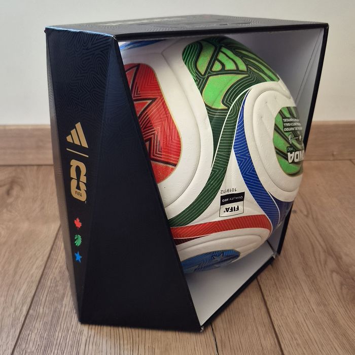 Piłka meczowa Adidas Trionda Pro z podpisem Roberta Lewandowskiego
